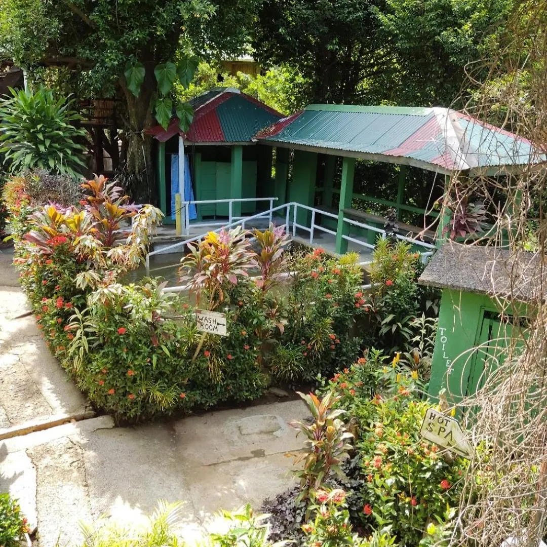 Tia'S Bamboo Cottages Restaurant, Bar & Sulphur Spa روسو بيت ضيافة