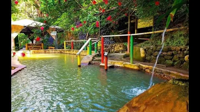 Tia'S Bamboo Cottages Restaurant, Bar & Sulphur Spa روسو